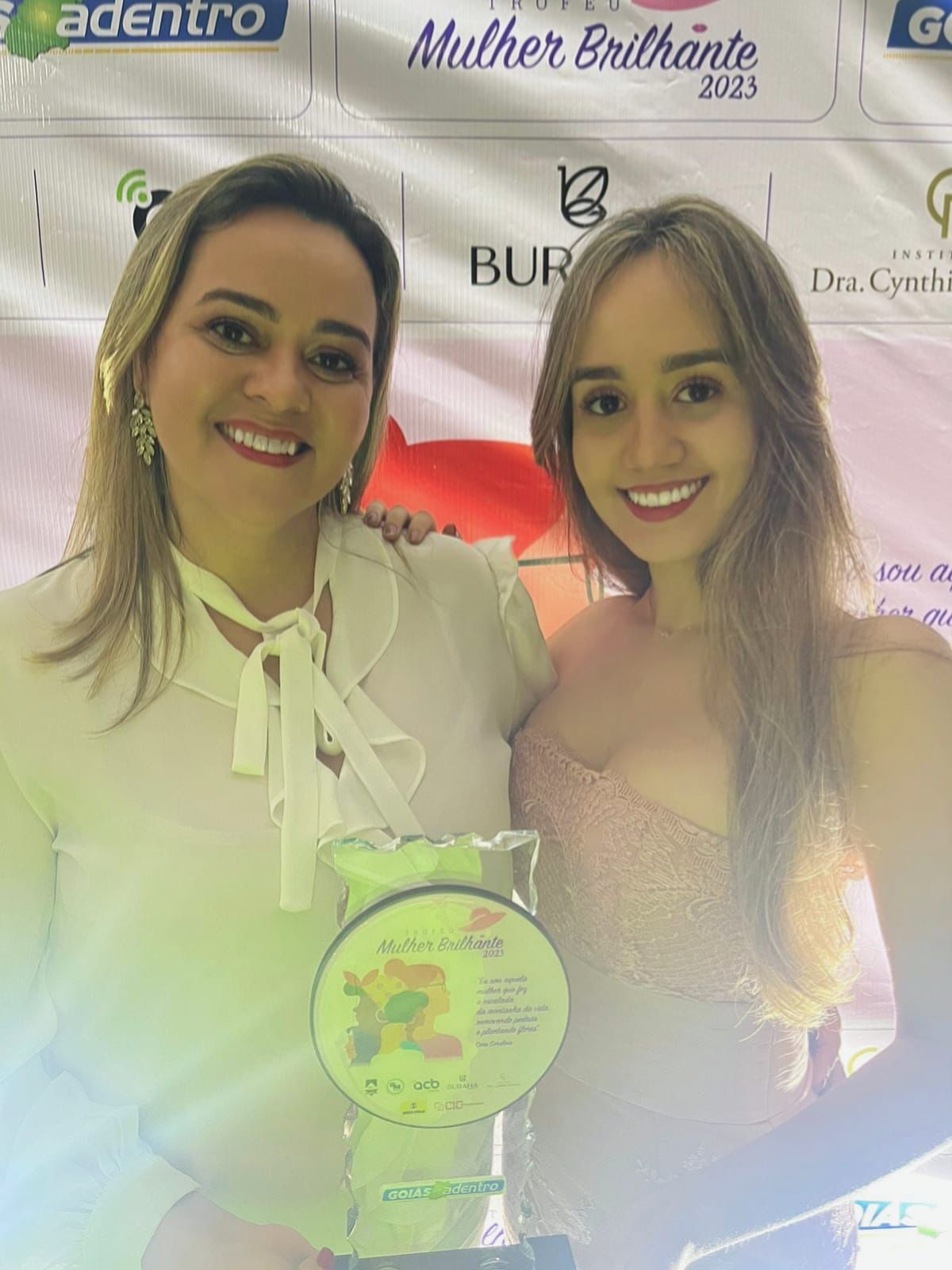 Vereadora Sandra Gadia recebe o troféu Mulher Brilhante 2023